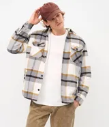 Campera masculina Marfinno confeccionada en franela a cuadros con forro interno en sherpa, de corte regular, manga larga, cuello camisero, cierre frontal con botones y bolsillos frontales en el pecho.