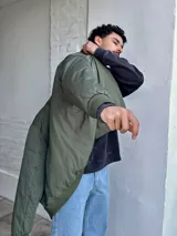 Campera bomber verde militar de nylon con cierre frontal y bolsillos laterales.