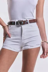 Short de jean blanco, corte mom, tiro alto y ruedo desflecado.