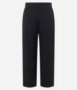 Pantalón de sastrería corte recto, color marrón, con cintura de tiro medio, trabillas largas y bolsillos traseros.