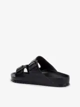 Sandalias Birkenstock Arizona, hechas de goma EVA color negro, con dos correas ajustables con hebilla.