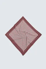 Pañuelo cuadrado de algodón con estampado de cuadros damero en verde militar y blanco.