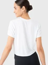 Remera blanca de corte cropped, mangas cortas y cuello redondo.