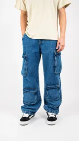 Pantalón de jean estilo cargo con corte holgado, confeccionado en denim azul. Presenta múltiples bolsillos laterales y frontales con solapa.