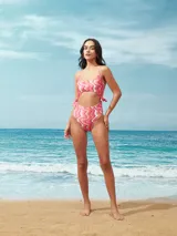 Malla entera color verde con abertura en la zona abdominal y lazos laterales.