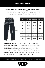 Jean de corte mom oversize, color negro lavado, con diseño de cinco bolsillos y cierre frontal con botón y cremallera.