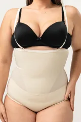 Faja abdominal color piel, de alta contención, cavada y reforzada en la zona abdominal. Tiene breteles desmontables y regulables, broche en la entrepierna con fundillo de algodón.
