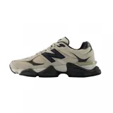 Championes New Balance modelo 9060, de diseño chunky en tonos beige y blanco con detalles en negro. Confeccionados en una combinación de malla y gamuza, cuentan con la icónica letra 'N' en los laterales y una suela robusta y esculpida.