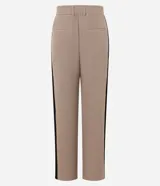 Pantalón de vestir de corte recto color beige, de cintura alta, con trabillas, cierre tradicional, pliegues y contraste lateral negro.