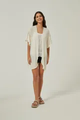 Kimono color crudo de tejido ligero con mangas cortas y cinta para atar.