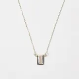 Collar de plata 925 con dije rectangular de nácar engarzado en marco de plata.