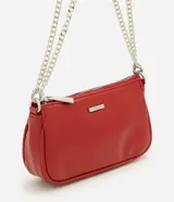 Cartera baguette pequeña Satinato confeccionada en PU color rojo, con cierre superior de cremallera y asa de cadena metálica doble.
