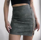 Minifalda gris de cuero sintético con cierre metálico lateral.