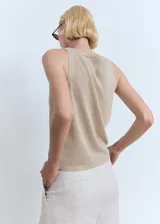 Top sin mangas de tejido de punto fino, con cuello en pico y tirantes anchos. Presenta un diseño recto y minimalista.