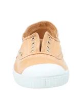Sneakers alpargatas de algodón orgánico color tostado, sin cordones con elástico para ajuste, puntera reforzada de goma blanca y suela de caucho natural.