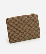 Billetera pequeña de Satinato en color marrón, confeccionada en PU con estampa geométrica y detalles en cuero sintético liso. Cuenta con cierre superior metálico, solapa con botón a presión y placa triangular dorada con el logo de la marca.