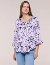 Blusa holgada de manga 3/4 con estampado paisley en tonos rosado, celeste y negro, escote en V y volados en los puños.