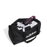 Bolso Adidas Linear Duffel negro con logo blanco estampado. Tiene doble asa de mano y correa ajustable para el hombro. Cuenta con compartimento principal con doble cierre, bolsillos laterales (uno de malla y otro con cierre), bolsillo frontal oculto y compartimento separado para calzado.