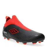 Championes de fútbol Umbro Fuzion, color negro con cuello elástico rojo y suela con tapones rojos. Diseño sin cordones para un ajuste seguro.
