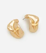 Par de caravanas tipo botón con diseño orgánico y efecto doblado en acabado metálico brillante.