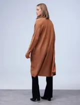 Cardigan largo de tejido de punto, con frente abierto y mangas largas. Diseño minimalista y versátil.