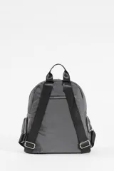 Mochila de diseño funcional en color verde oliva, confeccionada en poliéster. Cuenta con un compartimento principal amplio, un bolsillo frontal con cierre y dos bolsillos laterales con cierre. Incluye manija superior y tiradores de cierre en cuero sintético negro.