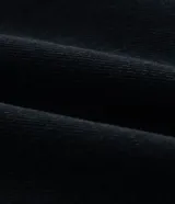 Pantalón de corte recto confeccionado en denim de algodón, con cintura tradicional y cierre de cremallera. Presenta un lavado oscuro que aporta un estilo versátil y urbano.