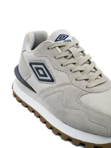 Championes urbanos Umbro para hombre, de color negro con detalles en gris y suela dentada bicolor en blanco y negro.