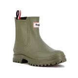 Bota de lluvia de caña corta color verde oliva, fabricada en material impermeable con suela de goma dentada antideslizante. Presenta paneles laterales elásticos y una tira decorativa tricolor en la parte superior trasera.