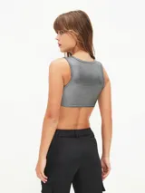 Crop top plateado de tejido acanalado, con cuello redondo y sisas anchas.