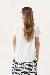 Remera blanca de manga corta con estampado de cerezas y texto en azul.