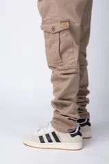 Pantalón cargo color beige, con bolsillos laterales tipo cargo con solapa y cierre de botón, corte recto y ajuste cómodo.