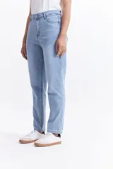 Pantalón jean mom de tiro medio color negro, confeccionado en 100% algodón.