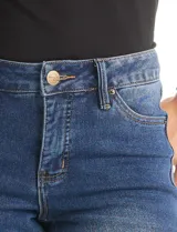 Jean bootcut marca Royalty, color azul medio, con costura vertical decorativa en el frente de cada pierna. Presenta cierre y botón frontal, pasadores para cinturón y bolsillos funcionales.