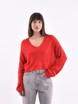 Buzo de tejido de punto fino en color rojo, con escote en V y corte ligeramente cropped.