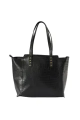 Cartera tipo tote bag color negro con textura efecto cocodrilo, asas dobles para hombro y detalles de tachas doradas en la base de las asas.