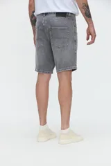 Bermuda de jean clásica gris con efecto deslavado, corte standard, bolsillos laterales y traseros, y presillas para cinto.
