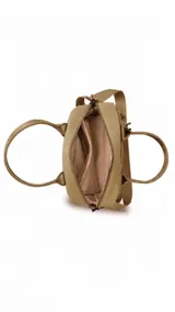 Cartera tipo bolso de mano color marrón, confeccionada en tela impermeable, con doble asa corta y bolsillos frontales y traseros con cierre.