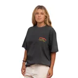 Remera negra de manga corta con cuello redondo y estampado frontal en el pecho que dice "G'DAY MATE! from La Isla..." en colores rojo y amarillo.