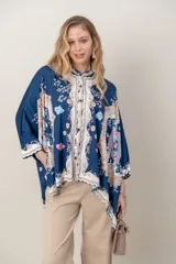 Camisa de seda modelo pañuelo, de color amarillo con estampado estilo mandala y flores, cuello redondo y cierre frontal con botones.