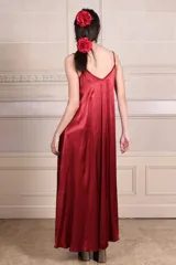 Vestido largo color dorado de raso con breteles finos y escote en V.