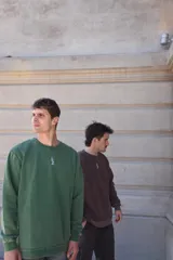 Buzo marrón con cuello redondo y puños y cintura acanalados.