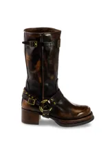 Botas de cuero marrón con detalles de hebillas y tachas.