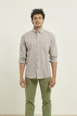 Camisa manga larga color beige claro con textura, cuello abotonado y bolsillo en el pecho.