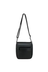 Bandolera negra con logo "TRENDY" en relieve en la parte superior y en la parte inferior. Cuenta con un bolsillo frontal con cierre y un charm colgante de color celeste.