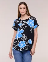Blusa de silueta holgada y recta, confeccionada en crepe de poliéster con estampado animal print. Presenta escote redondo clásico, mangas cortas de hombro caído con puño doblado y ruedo ligeramente curvo.