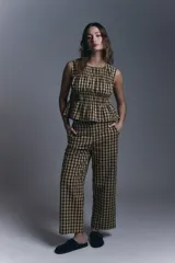 Pantalón de corte recto y tiro medio con estampado de cuadros vichy en tonos verde y beige. Cuenta con bolsillos laterales y cierre frontal.