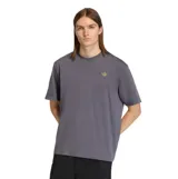 Remera de algodón color gris con cuello redondo y mangas cortas. Presenta un pequeño logo de Adidas Originals bordado en el pecho con un diseño gráfico colorido en su interior.