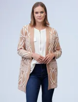Cardigan tejido largo color beige con estampado tribal blanco, marca Ninety. Tiene bolsillos delanteros.