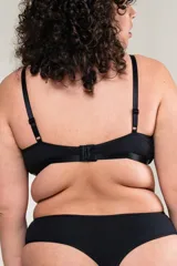 Top básico negro de algodón elastizado, con breteles elásticos regulables y broches en la espalda.